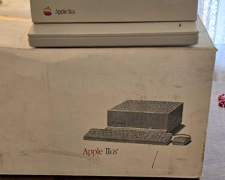 VINTAGE APPLE 2 GS COMPUTER
