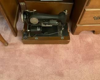  VINTAGE SEWING MACHINE