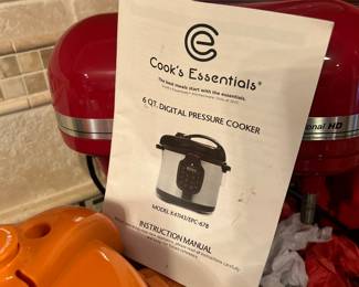 New Pressure cooker with allot of accessories. - new