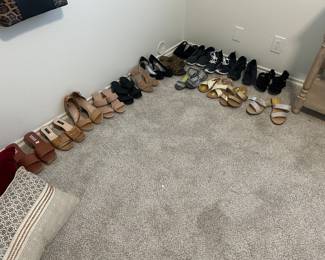 Size 8 and 9 Womens shoes and boots, Pair of very nice leather womens Ariat Boots (black)