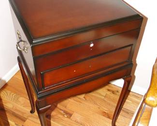 Flatware storage cabinet