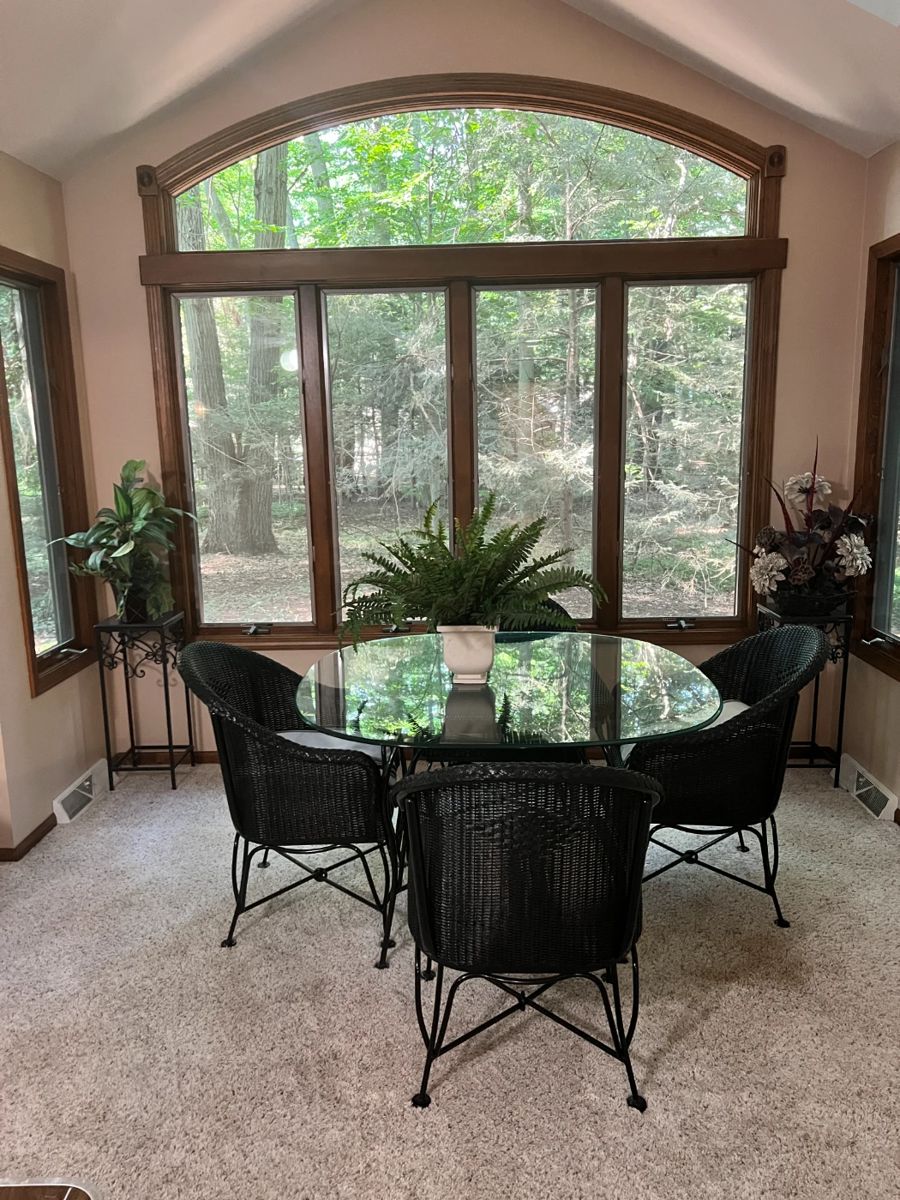 Beautiful Black Wicker Table 4 Chairs and Glass Top 