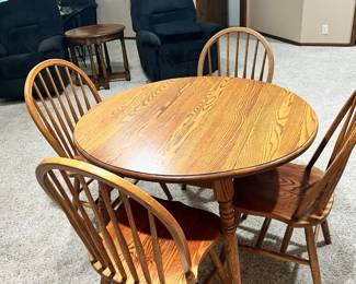 Apartment Size Round Oak Table (4) chairs
