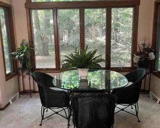 Beautiful Black Wicker Table 4 Chairs and Glass Top 