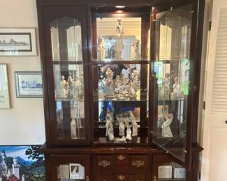 Beautiful china cabinet with Lladro collection
