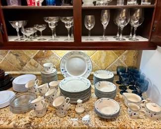 Dishes, glasses & other kitchenwares 