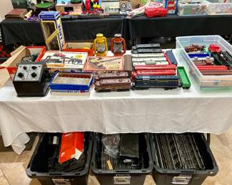 Large collection of Lionel trains & accessories 