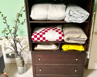 Selection of quilts & linens 