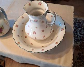 Beautiful wash pitcher and basin in perfect condition.