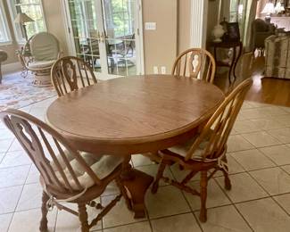 Cochrane Furniture oak table with 4 solid oak chairs