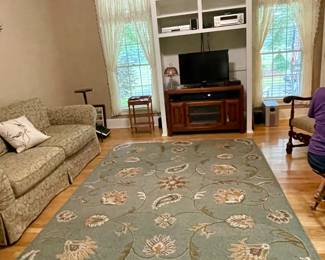 Nice large, low pile rug, great pattern!