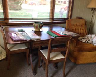 Table with 4 leaves and 2 chairs