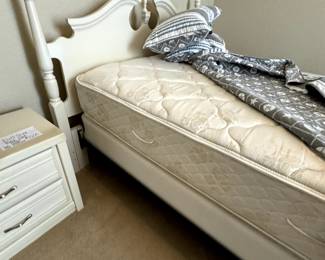 Full Size Mattress Boxspring - Broyhill - 