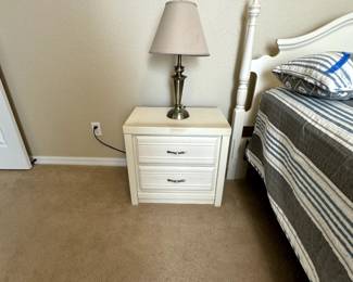 Coastal White Queen/Full Size 
Bedroom Set - 4 Drawer Dresser, 2 Drawer Nightstand, 
Head /Footboard & Side Rails