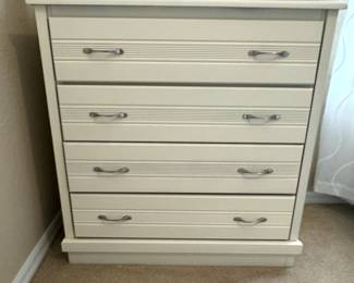 Coastal White Queen/Full Size 
Bedroom Set - 4 Drawer Dresser, 2 Drawer Nightstand, 
Head /Footboard & Side Rails
