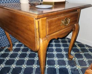 Drop leaf end table