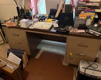 DESK AVAILABLE FOR PRESALE! $80