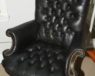 Tufted leather rolling executive office chair