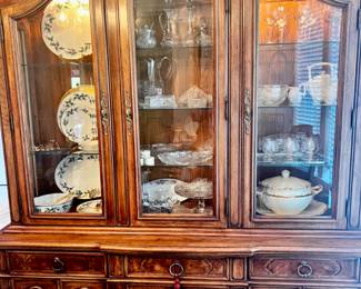 Thomasville Lighted Display Breakfront China Cabinet 