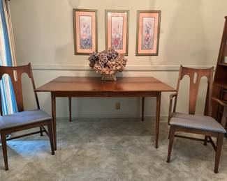 Mid-century Modern Broyhill dining table and 6 chairs. Updated 22-Oct-2024: the is not extra leaf however there are table pads.