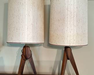 Mid-century Modern tripod table lamp.