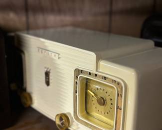 Zenith mid century clock radio