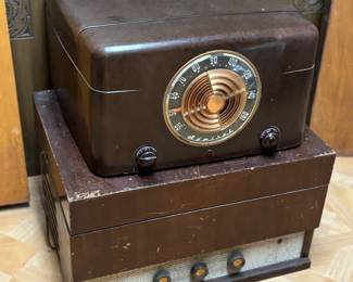 Bakelite and Wood phonograph / record player radio
