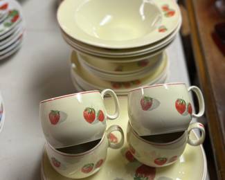Strawberry dish set