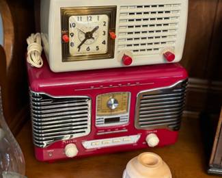 General Electric tube radio, reproduction radio / record player, vase