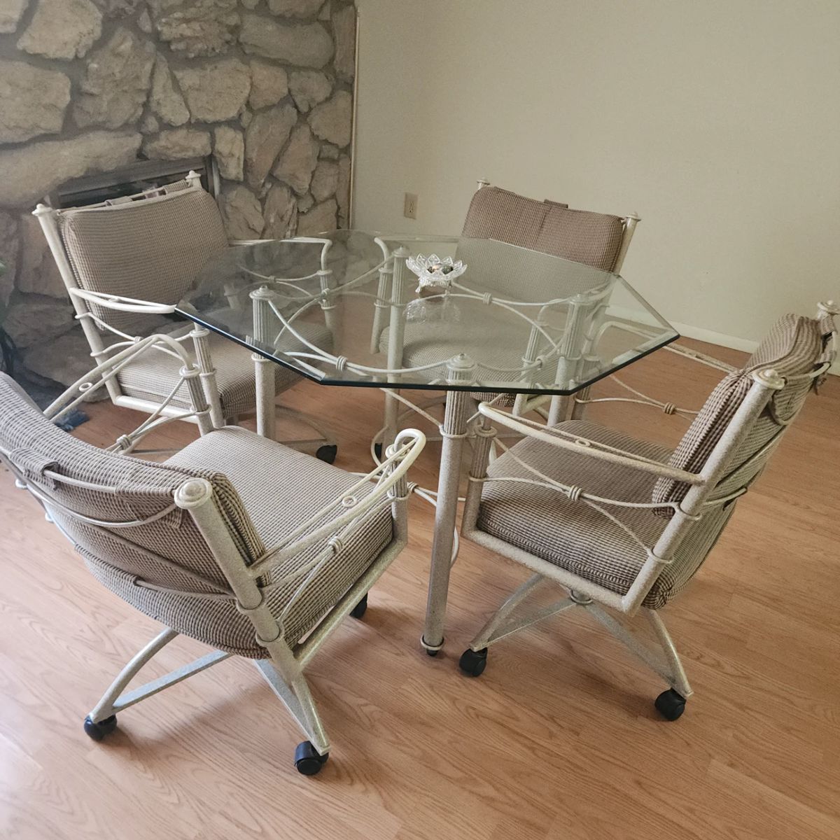 Dinette Table and 4 Rolling Chairs