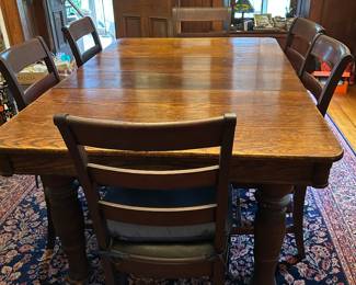 Table pictured with 2 leaves