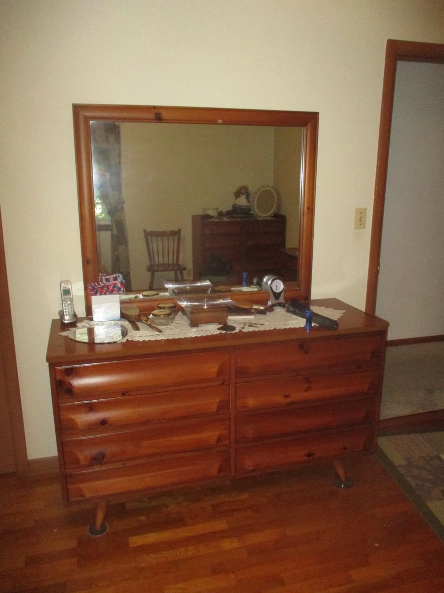 Franklin Shockey bedroom dresser, pine, 1 part of 4 piece set