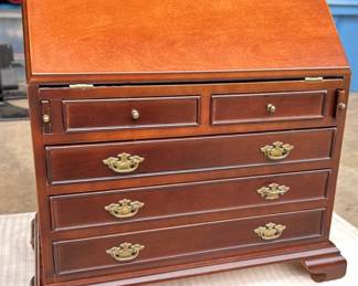 Tabletop jewelry chest