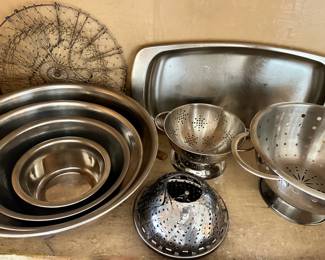 Set 4 Stacking Stainless Steel Mixing Bowls, Colanders, Steamers & Pewter Tray
Lot #: 180