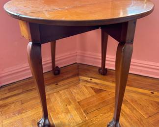 Vintage Solid Wood Drop Leaf Folding Round Side Table With Claw & Ball Feet
Lot #: 25