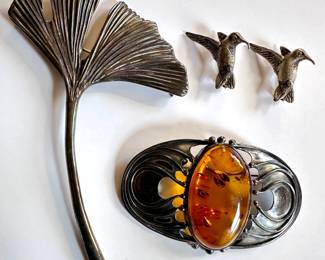 Vintage Sterling Silver Ginko Leaf Pin Pin, 2 Silver Plate Humming Birds & Framed Stone Pin
Lot #: 81
