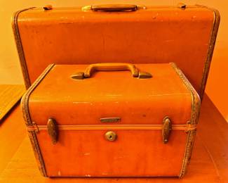 Set Vintage 1940s Samsonite Luggage Travel Cases With Silk Interior
Lot #: 196