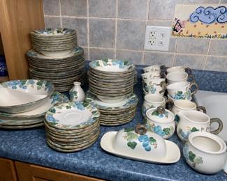 Metlox Poppytrail - Sculptured - Blue Grape Set