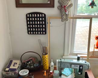 Sewing machine w/ accessories  n Presidential Thimble collection 