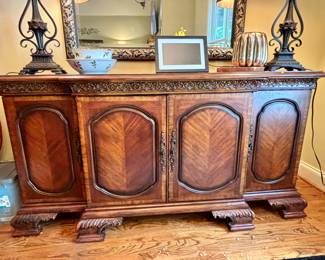 One of the nicest Dining Room Furniture&nbsp;sets we have seen yet! Includes Dining Table, Extra Table Leafs, &nbsp;Table Protection Pad,&nbsp;8 Chairs, China Cabinet and Buffet. This set is in Excellent Condition!