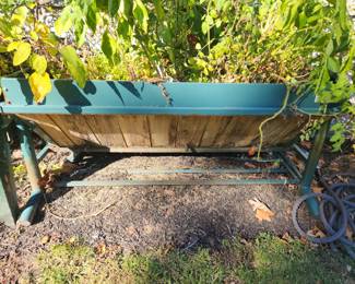 Raised garden bed