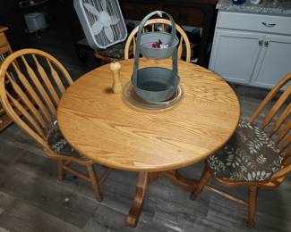Oak pedestal table with 4 chairs