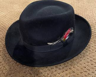 Felt men's hat w/feathers