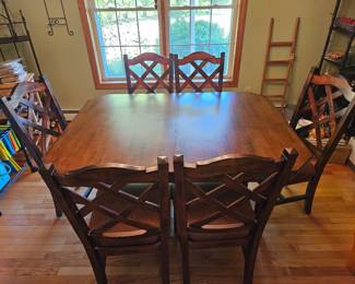 Dining Room Table with two inserts and 6 chairs 