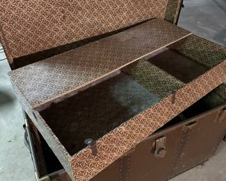 100-yr-old trunk w/ tray intact.