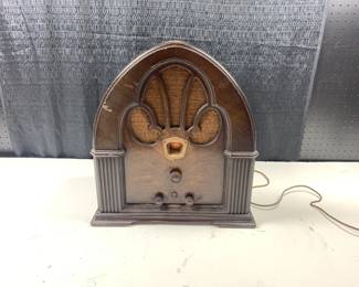 Lot 159
Antique Philip Super Heterodyne Radio. Tested, works. Gets radio signal