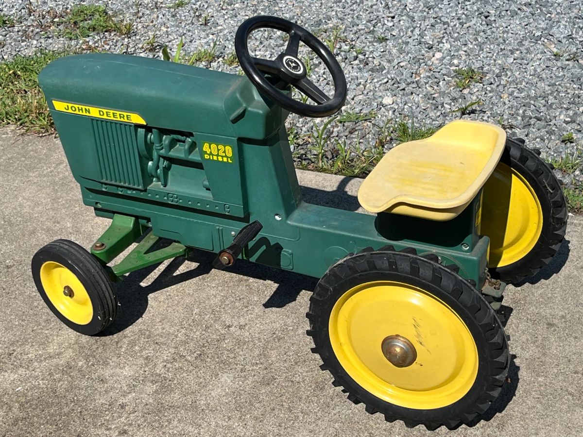 Vintage Cast Iron John Deere Pedal Tractor