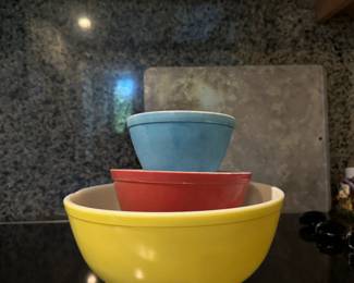vintage pyrex mixing bowls