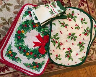 christmas kitchen linens/placemats/napkins/etc