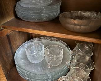 glass dishes/plates/cups/bowls